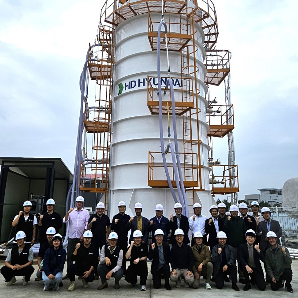 Vacuum-insulated large-scale liquid hydrogen tank system