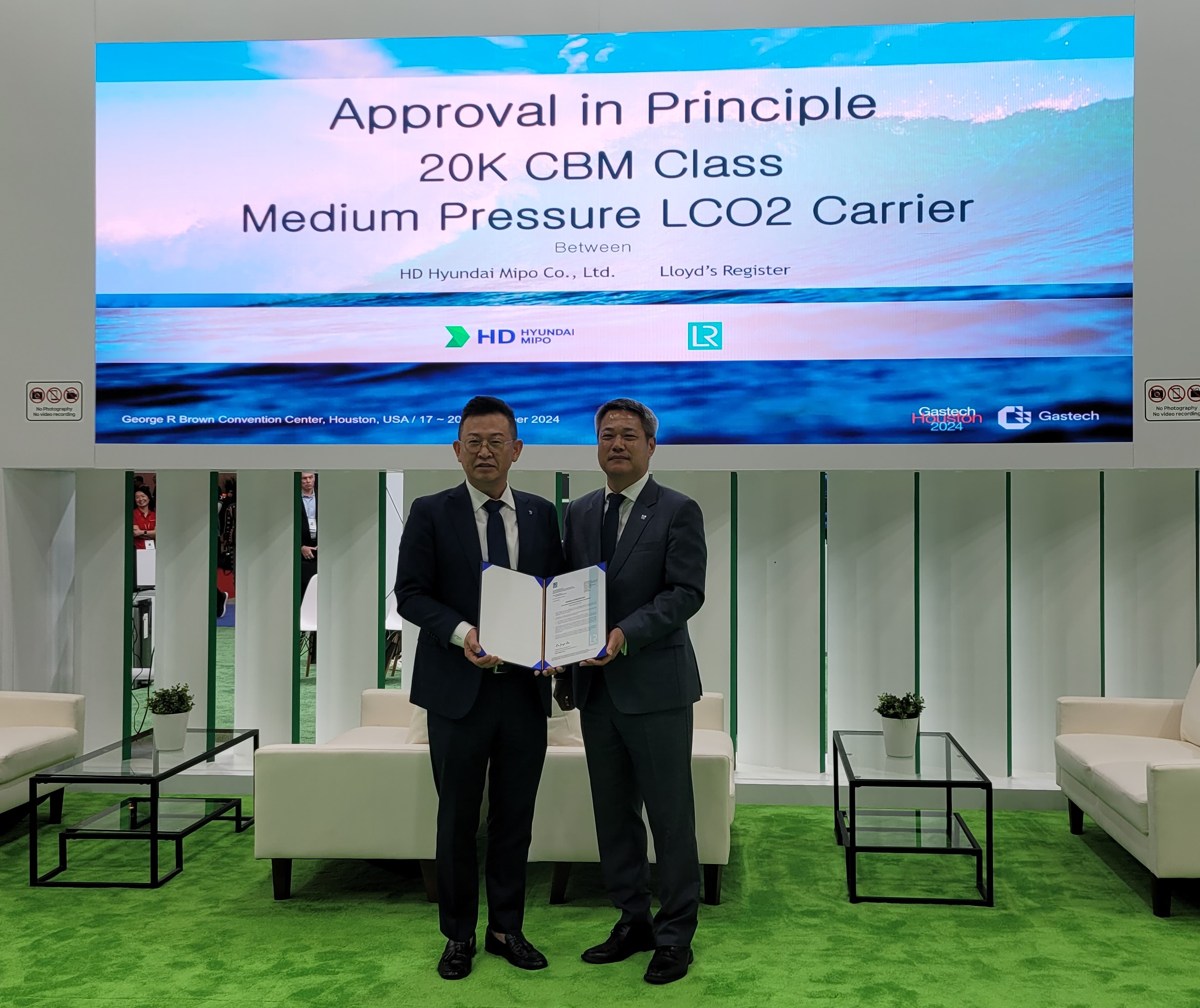 (left) Sung-Gu Park, President – North East Asia, Lloyd’s Register with Dongjin Lee, Vice President of Head of initial Design division at HMD (right).