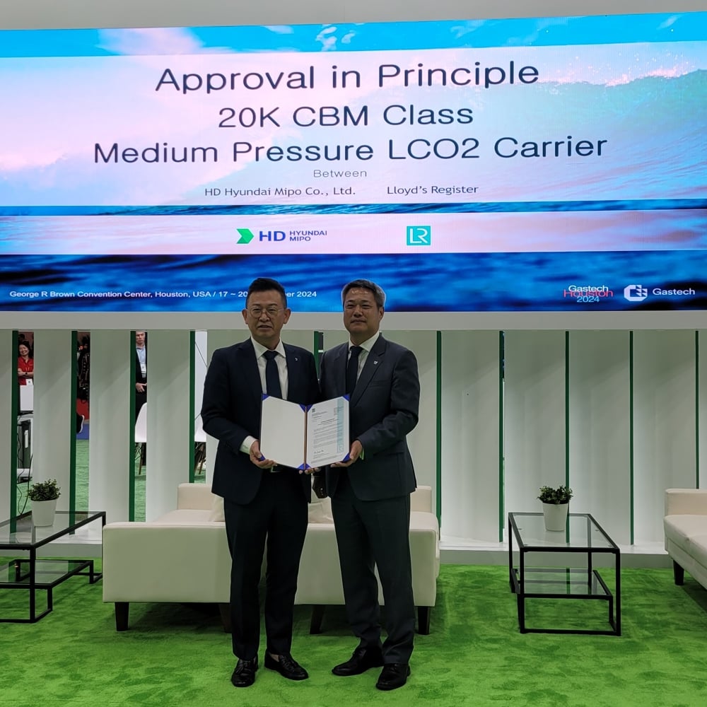 (left) Sung-Gu Park, President – North East Asia, Lloyd’s Register with Dongjin Lee, Vice President of Head of initial Design division at HMD (right).