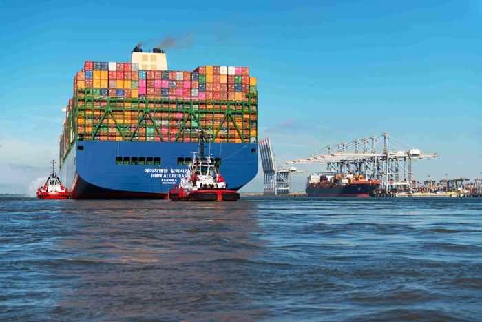 HMM Algeciras entering port