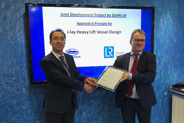  LR presents Shanghai Merchant Ship Design and Research Institute with approval in principle (AiP) for a J-lay heavy lift vessel concept design.
