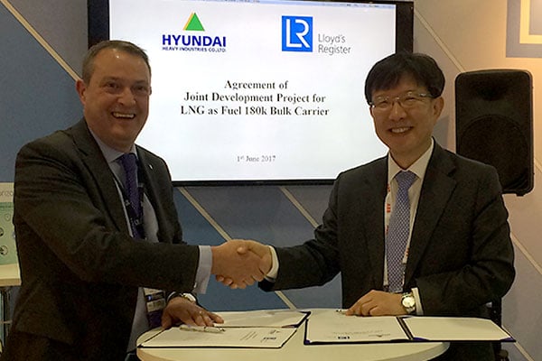 LR's David Barrow and HHI's Bong-Jun Jang signing the agreement at Nor-Shipping 
