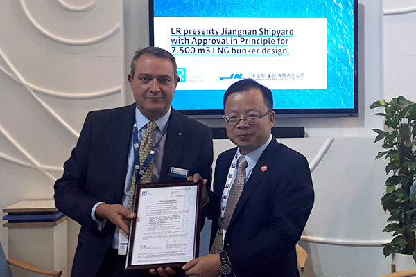 LR's David Barrow presents the AiP to Jiangnan's Hu Keyi at Gastech. 