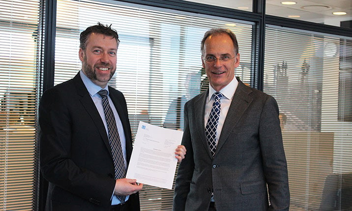 Photo of Lloyd’s Register’s Morten A. Jensen, on the left, handing over the statement of fact to Maersk’s Ulrich Schittek.
