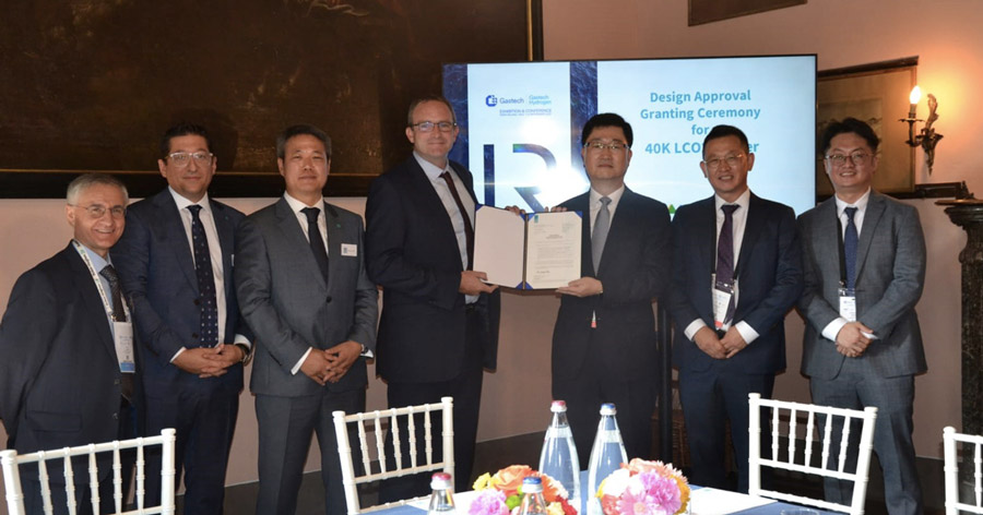Andy McKeran, Chief Commercial Officer, Lloyd’s Register, presenting the Design Approval certificate to Mr. Won-ho Joo, Senior Executive Vice President and Chief Technical Officer of HHI, in a ceremony at Gastech.