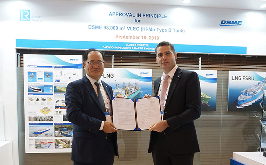 Pictured from left to right: Odin Kwon, DSME Executive Vice President and CTO, with Mark Darley, LR’s North Asia President during the AiP ceremony at Gastech 2019 