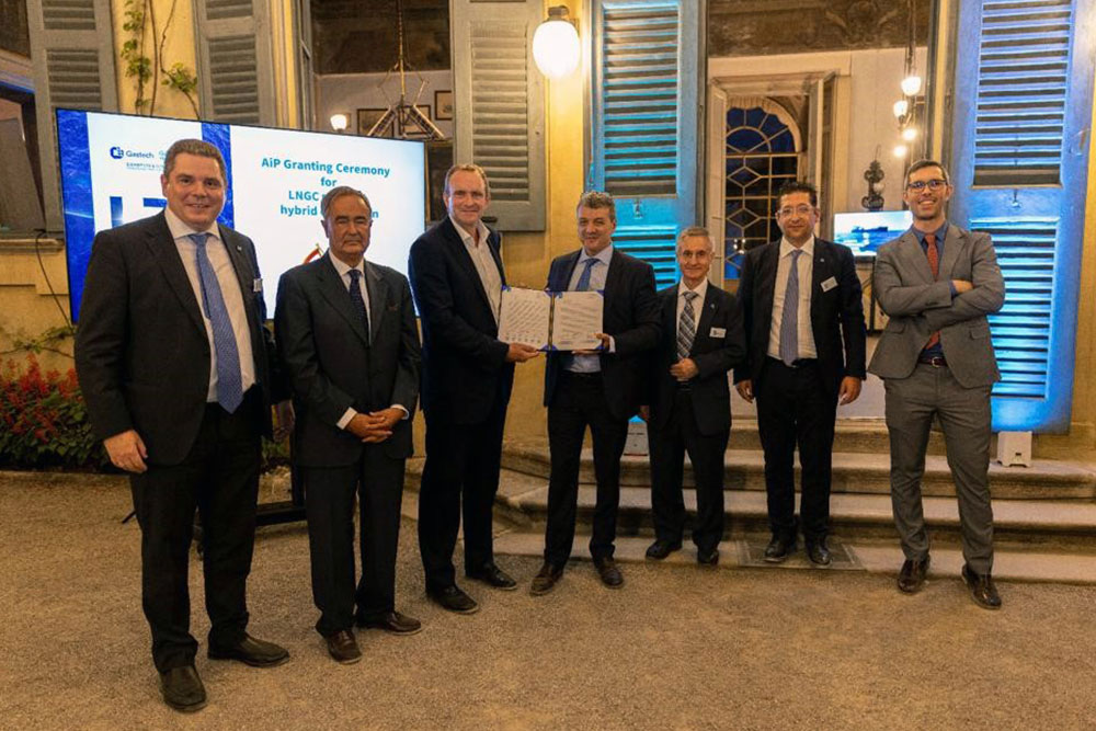 Andy McKeran, Chief Commercial Officer, Lloyd’s Register, presenting the AiP certificate to Alberto Fernandez Aullon, Elcano Engineering & Safety Board Director, in a ceremony at Gastech