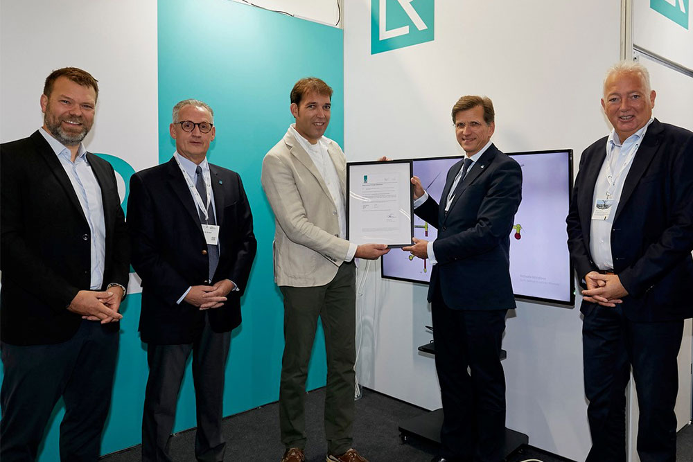 Rene Timmerman (LR), Peter Van de Graaf (LR) and Markus Büsig (LR) present the AiP to Jeroen Lusthof (Maridea), Niko Fierens (Multi) and Christiaan Schuiling (Maridea)