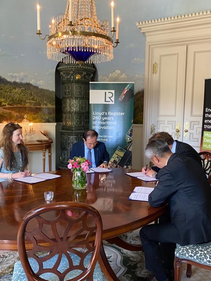 Four representatives from LR, HD KSOE, HHI and Knutsen, seated at a table signing the JDP documents.