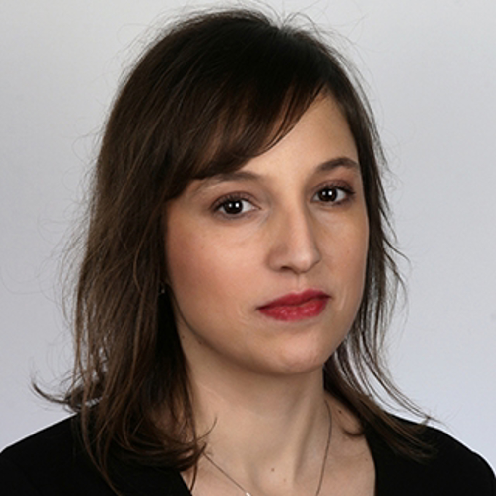 Headshot of Elina, a young woman shoulder-length dark hair 
